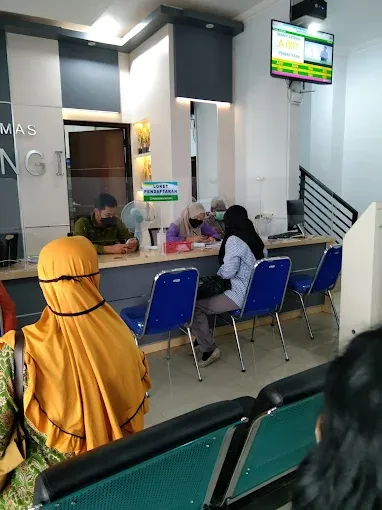 Antrian Pasien di Puskesmas Sayung I
